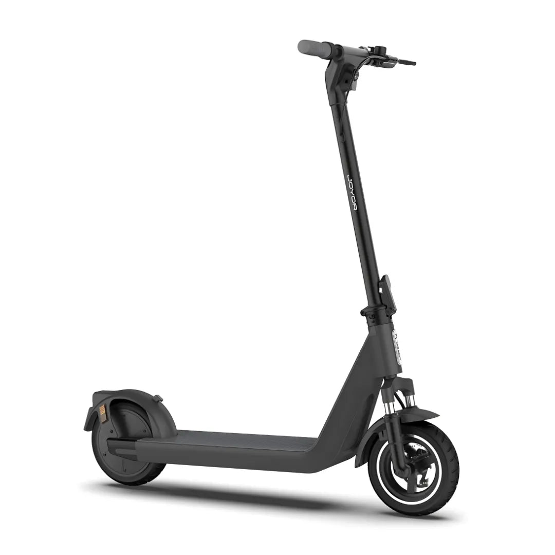 Izdelek na sliki je električni skiro, znamke Joyor, model Litego. Na sliki je prikazan skiro v črni barvi, ki ima minimalistično zasnovo z ravno platformo in širokimi kolesi. Ročaji so ergonomični, kar omogoča udobno vožnjo. Skupna oblika in materiali nakazujejo na moderno in praktično uporabo, primeren za mestno mobilnost.