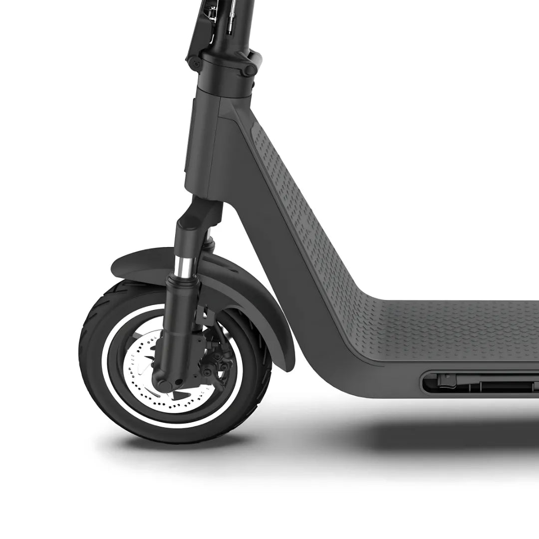 Na sliki je električni skiro znamke Joyor, model Litego. Vidna je sprednja stran skiroja, ki vključuje kolo z disk zavornim sistemom in vzmetenjem. Platforma skiroja je široka in ima protizdrsno površino, kar zagotavlja udobno vožnjo. Celoten dizajn je minimalističen in sodoben, kar je značilno za to znamko.