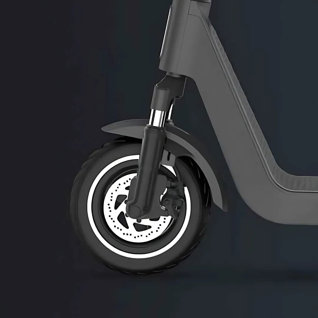 Izdelek na sliki je električni skiro znamke Joyor, model Litego. Vidna je sprednja kolesa s širokim gumami, ki nudijo boljšo stabilnost in oprijem na različnih površinah. Kolo je opremljeno s disk zavoro, kar zagotavlja učinkovito zaviranje. Oblika skiroja je moderna in minimalistična, kar prispeva k njegovemu privlačnemu videzu.