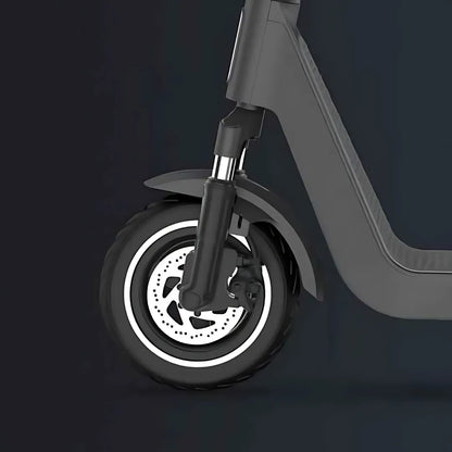 Izdelek na sliki je električni skiro znamke Joyor, model Litego. Vidna je sprednja kolesa s širokim gumami, ki nudijo boljšo stabilnost in oprijem na različnih površinah. Kolo je opremljeno s disk zavoro, kar zagotavlja učinkovito zaviranje. Oblika skiroja je moderna in minimalistična, kar prispeva k njegovemu privlačnemu videzu.