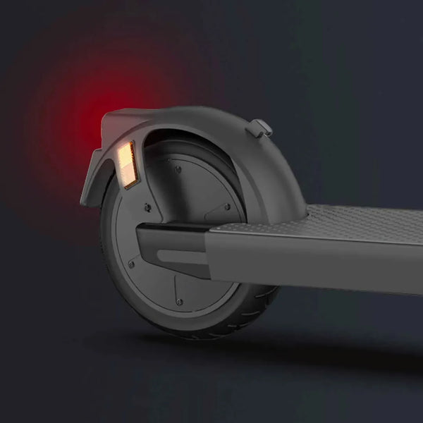 Na sliki je električni skiro znamke Joyor, model Litego. Vidna je zadnja kolesa skiroja, ki ima vgrajeno rdečo lučko za boljšo vidnost v temi, ter stransko odsevnico. Oblika in material skiroja sta zasnovana za udobno vožnjo, kar je razvidno iz teksturirane površine, ki omogoča dober oprijem.