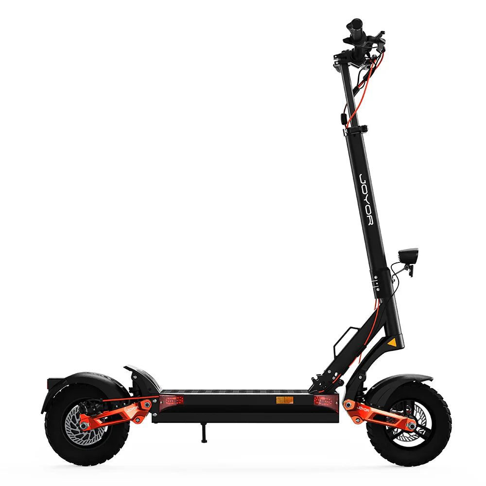 The product in the picture is an electric scooter, brand Joyor, model T6. The picture shows the scooter in black with red details, which include the frame, handlebars, and suspension. It has wide wheels, which suggests good stability and comfort while riding. A control unit is also visible on the handlebars.