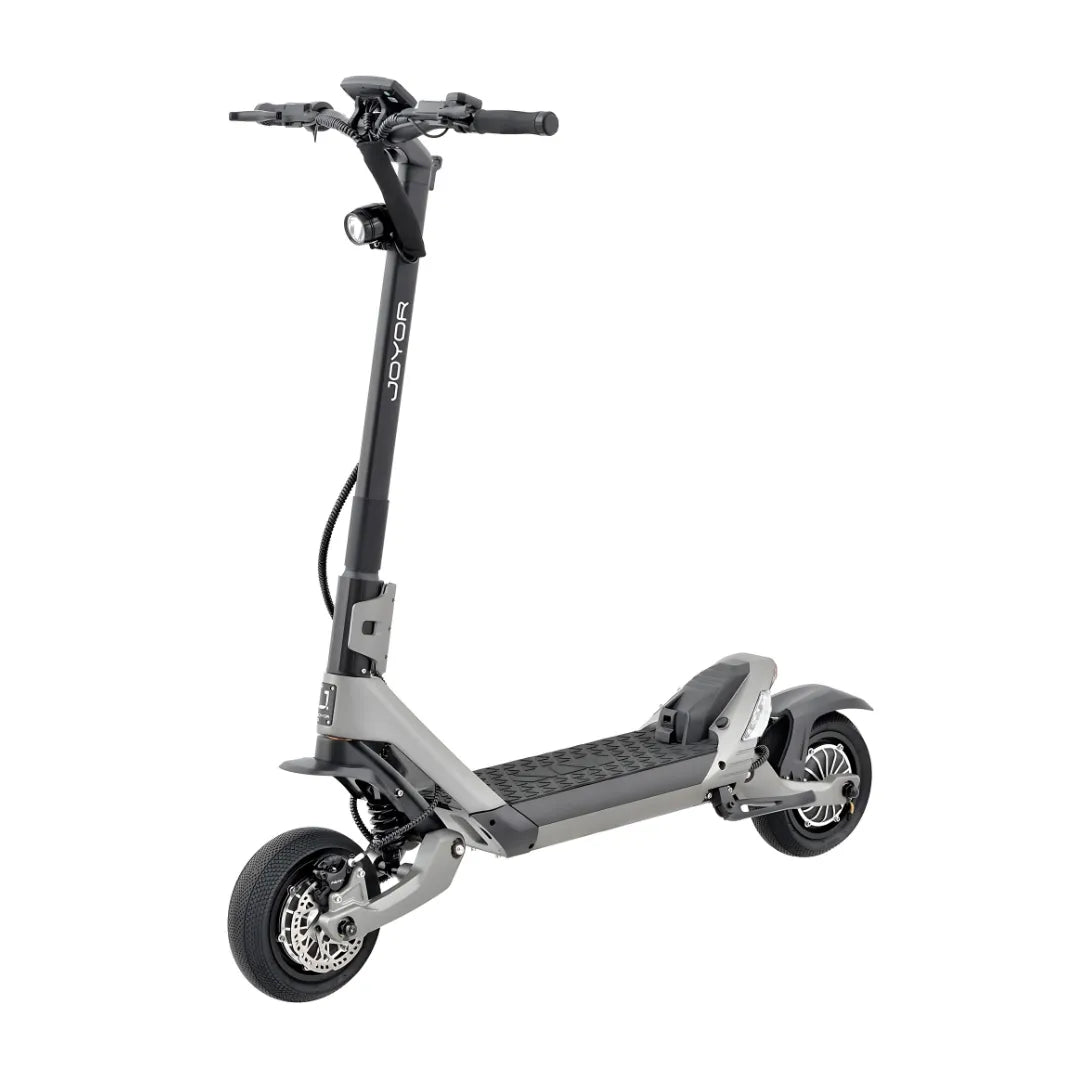 Eleganten električni skiro Joyor Luxerider z moderno obliko in robustnimi kolesi.