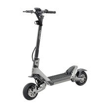 Eleganten električni skiro Joyor Luxerider z moderno obliko in robustnimi kolesi.