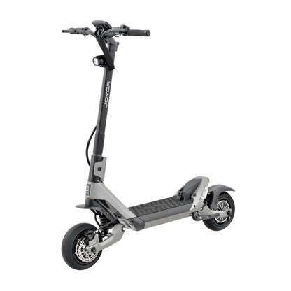 Eleganten električni skiro Joyor Luxerider z moderno obliko in robustnimi kolesi.