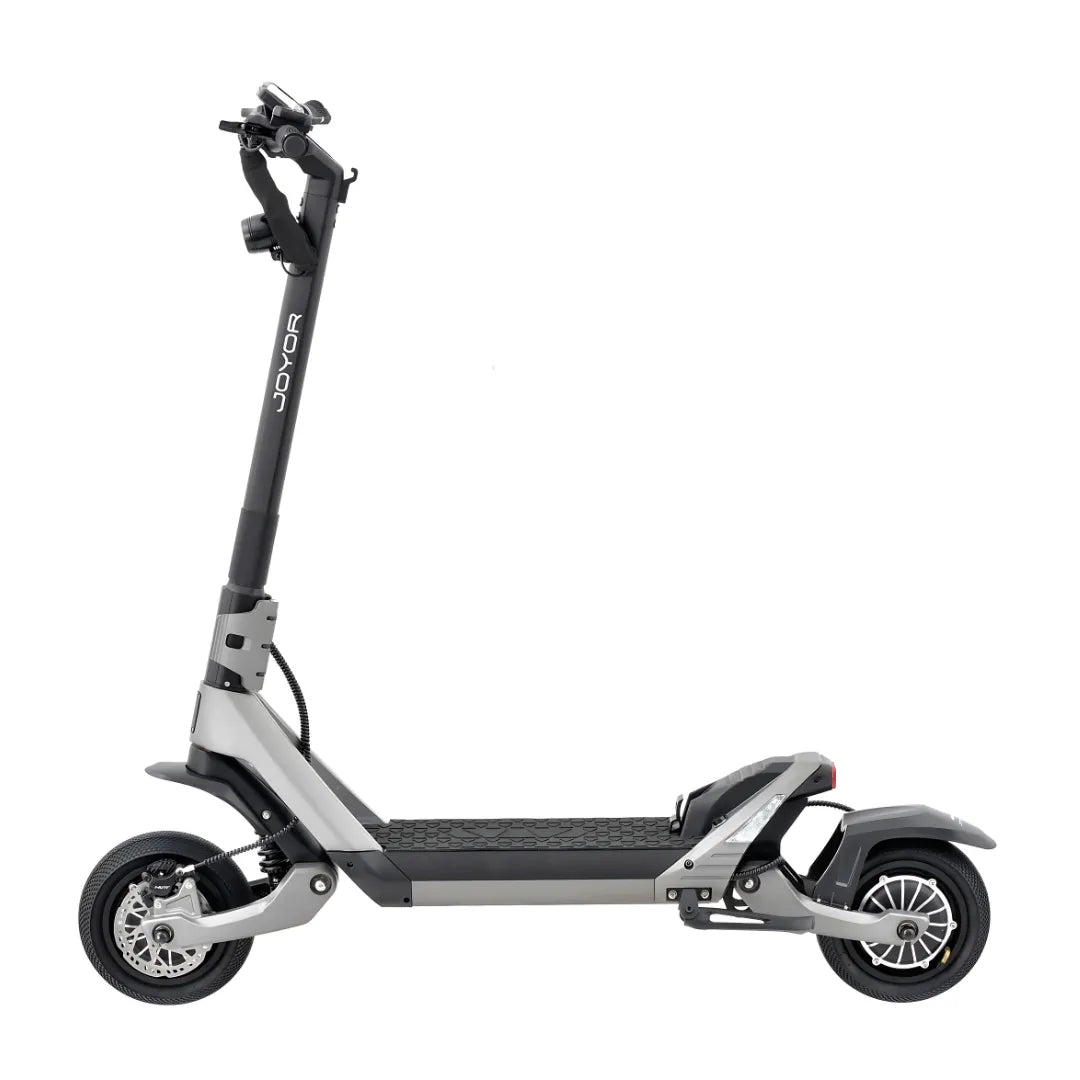 Stranski pogled električnega skiroja Joyor Luxerider, ki prikazuje njegovo elegantno obliko in robustno izdelavo.