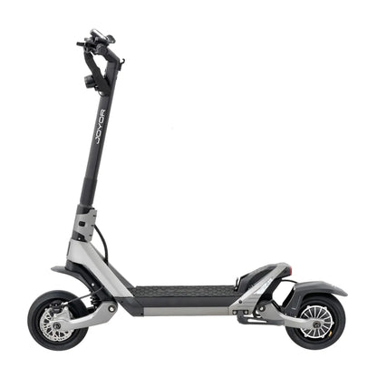 Stranski pogled električnega skiroja Joyor Luxerider, ki prikazuje njegovo elegantno obliko in robustno izdelavo.