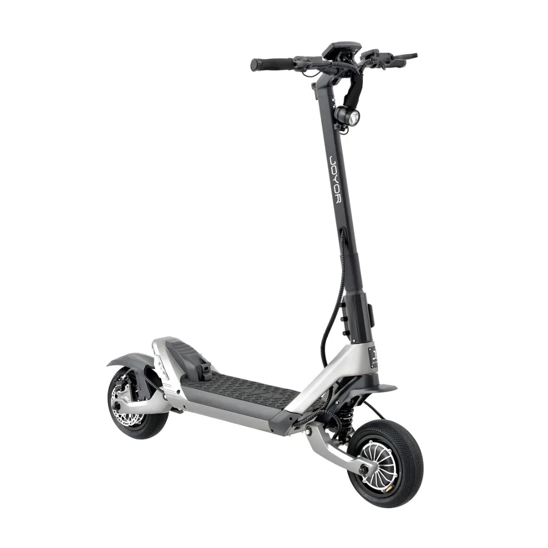 Eleganten električni skiro Joyor Luxerider s sodobnim dizajnom in robustnimi kolesi.