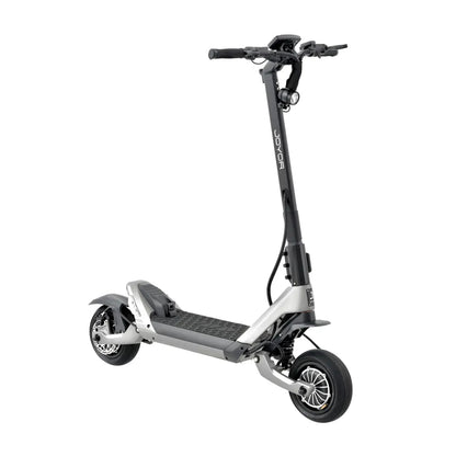 Eleganten električni skiro Joyor Luxerider s sodobnim dizajnom in robustnimi kolesi.