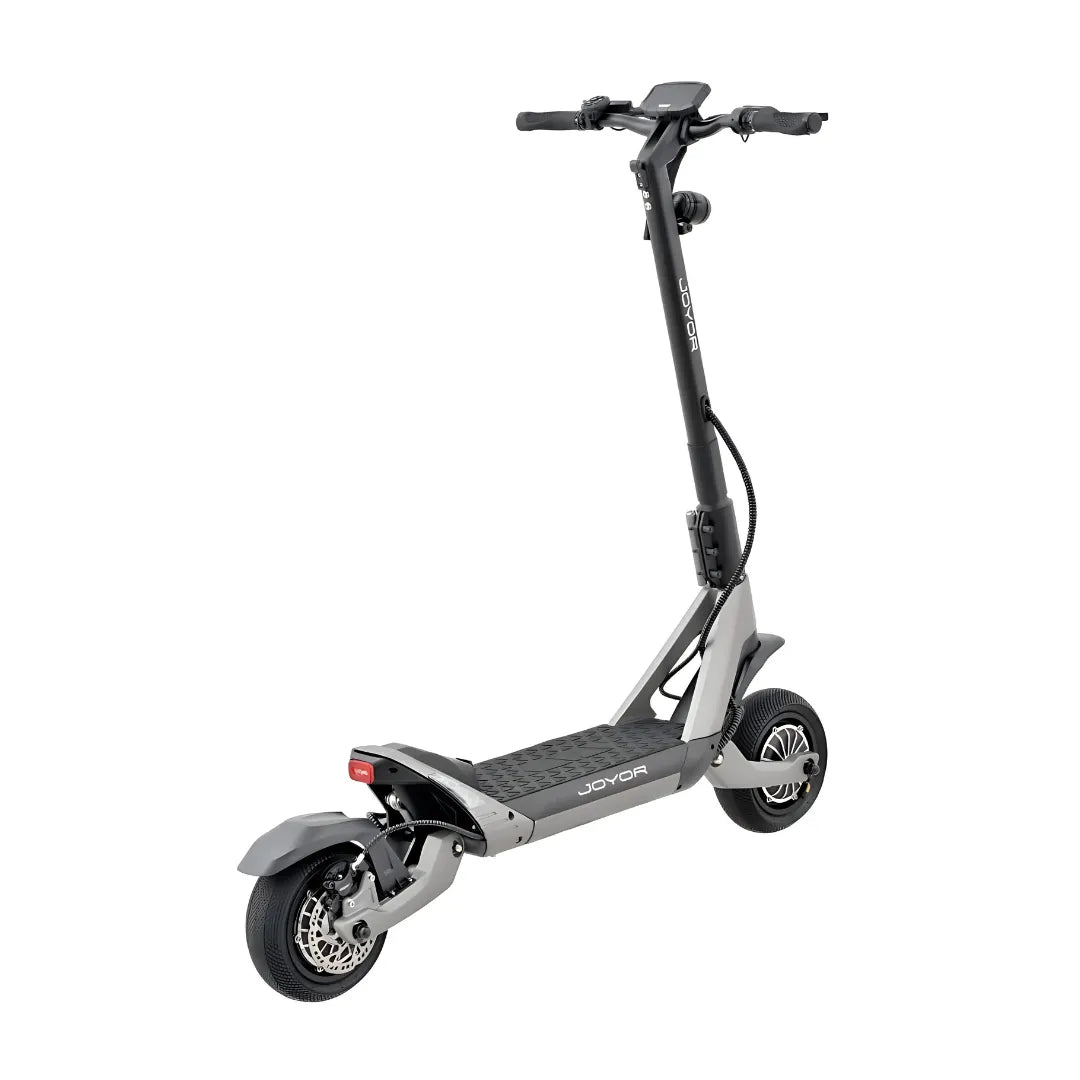 Eleganten električni skiro Joyor Luxerider v sivi barvi z moderno obliko in robustnimi kolesi.