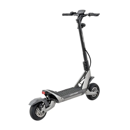 Eleganten električni skiro Joyor Luxerider v sivi barvi z moderno obliko in robustnimi kolesi.