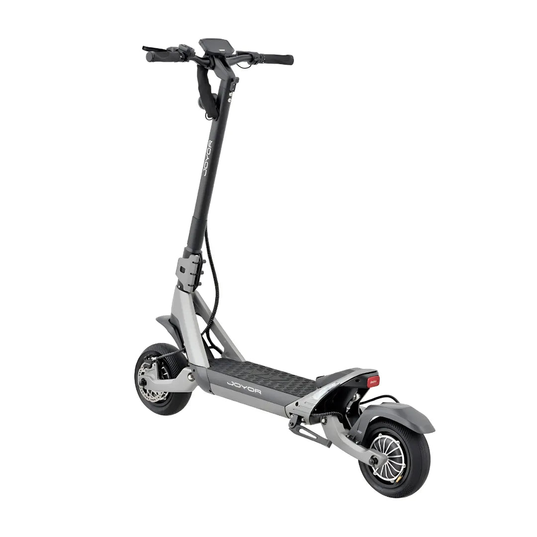 Električni skiro Joyor Luxerider v elegantni sivi obliki, ki prikazuje njegove sodobne lastnosti in kolesa.
