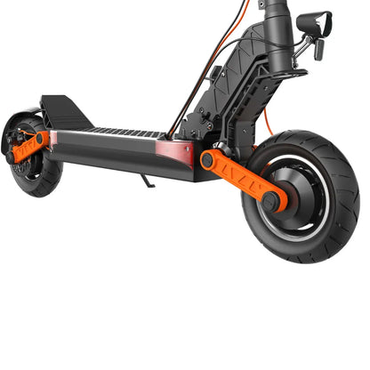 Na sliki je električni skiro, model Joyor S-Pro. Vidna je struktura skiroja, ki vključuje široko platformo za stojišče in robustne pnevmatike. Opremljen je z oranžnimi detajli, ki dodajajo na estetiki, ter zavoro na zadnjem kolesu. Celoten dizajn je športen in funkcionalen, kar nakazuje na namen uporabe v urbanem okolju.