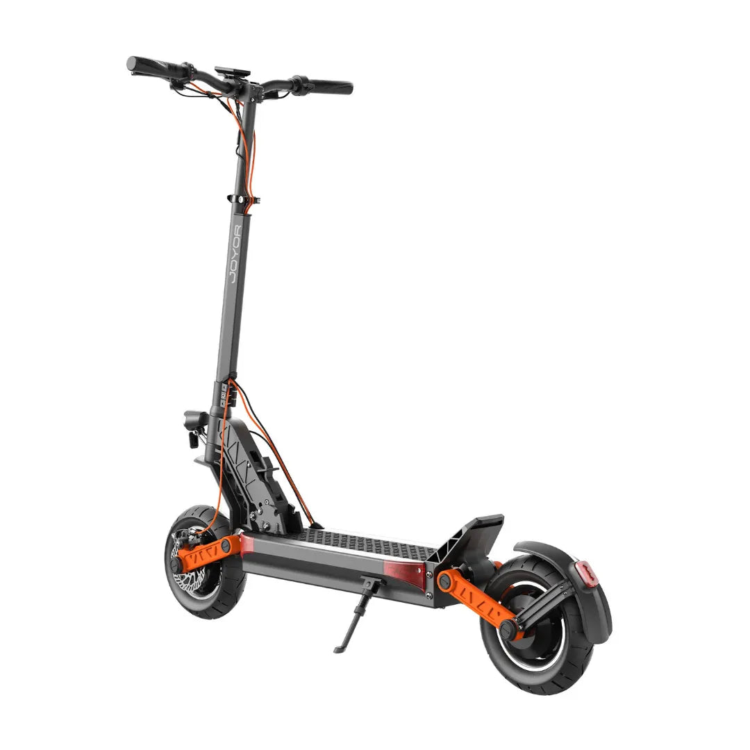 Izdelek na sliki je električni skiro, znamke Joyor, model S-Pro. Na sliki je vidno, da ima skiro moderno obliko z robustnim okvirjem, široko platformo za stojanje in velikimi kolesi, kar omogoča udobno vožnjo. Ročaji so ergonomski, kar prispeva k boljši kontroli med vožnjo. Barvna kombinacija črne in oranžne barve daje skiroju dinamičen videz.