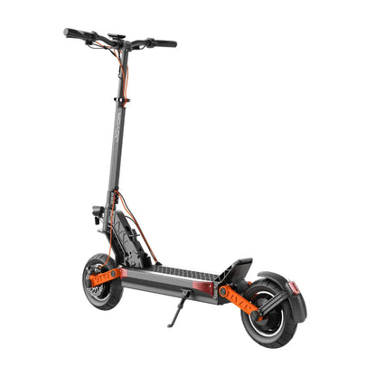 Izdelek na sliki je električni skiro, znamke Joyor, model S-Pro. Na sliki je vidno, da ima skiro moderno obliko z robustnim okvirjem, široko platformo za stojanje in velikimi kolesi, kar omogoča udobno vožnjo. Ročaji so ergonomski, kar prispeva k boljši kontroli med vožnjo. Barvna kombinacija črne in oranžne barve daje skiroju dinamičen videz.