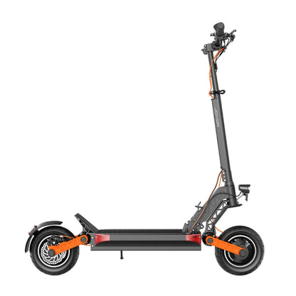 Izdelek na sliki je električni skiro znamke Joyor, model S Pro. Na sliki je prikazan stranski pogled skiroja, ki ima robustno konstrukcijo, široko stopalko in velike kolesa. Barvna kombinacija vključuje črno in oranžno, kar daje skiroju sodoben videz. Vidni so tudi krmilo in zavore, kar nakazuje na njegovo funkcionalnost in udobje pri vožnji.