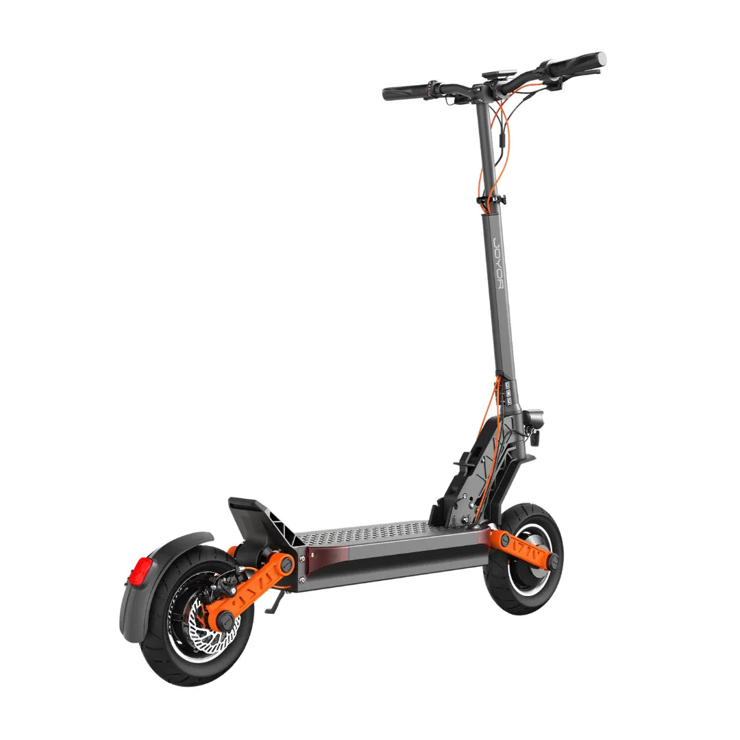 Izdelek na sliki je električni skiro, model Joyor S-Pro. Na sliki je vidna moderna zasnova skiroja, ki vključuje črno in oranžno barvno kombinacijo. Ima široko platformo za stoječe vožnje, sprednje in zadnje kolo ter ročaje za upravljanje. Vidna je tudi zadnja luč in sistem za vzmetenje, ki prispeva k udobni vožnji.