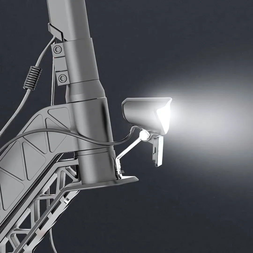 Izdelek na sliki je električni skiro, model Joyor S5 Z. Na sliki je prikazana sprednja luč skiroja, ki oddaja svetlobo, ter del konstrukcije, ki vključuje okvir in povezovalne elemente. Luč je zasnovana za izboljšanje vidljivosti med vožnjo v temnejših razmerah.