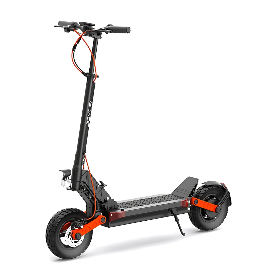 Na sliki je električni skiro, model Joyor S5 Z. Izdelek je črne barve z rdečimi detajli in ima široko platformo za udobno vožnjo. Vidna sta tudi krmilo z ročkami ter robustna kolesa, kar nakazuje na primernost za različne terene.