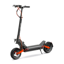 Na sliki je električni skiro, model Joyor S5 Z. Izdelek je črne barve z rdečimi detajli in ima široko platformo za udobno vožnjo. Vidna sta tudi krmilo z ročkami ter robustna kolesa, kar nakazuje na primernost za različne terene.