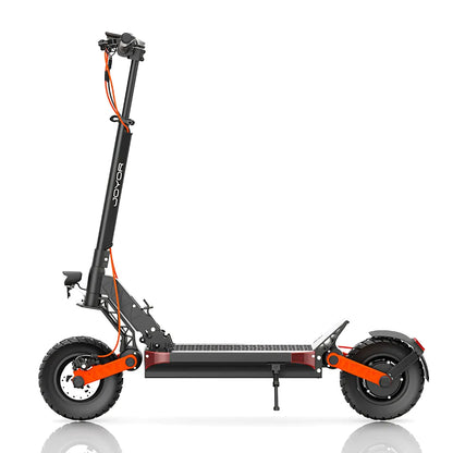 Na sliki je električni skiro znamke Joyor, model S5 Z. Izdelek ima robustno konstrukcijo, široko platformo za stojanje in večje pnevmatike, kar omogoča udobno vožnjo po različnih terenih. Vidne so tudi barvne podrobnosti, kot so oranžni elementi, ki dodajajo estetski pridih.