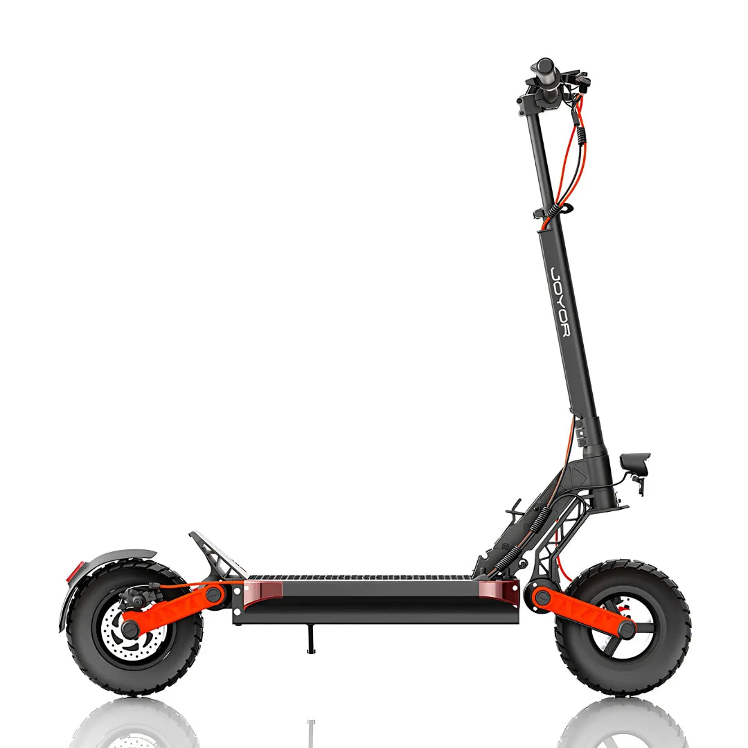 Izdelek na sliki je električni skiro, model Joyor S5 Z. Na sliki je prikazan skiro v profilu, ki ima robustne pnevmatike in močno konstrukcijo. Barvna kombinacija vključuje črno in rdečo, kar daje skiroju dinamičen videz. Vidna je tudi krmila z različnimi kontrolami in vzmetenje, kar nakazuje na udobno vožnjo.