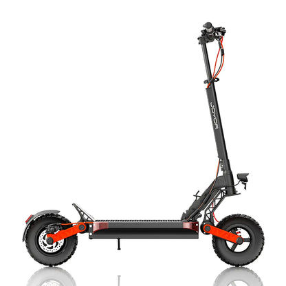 Izdelek na sliki je električni skiro, model Joyor S5 Z. Na sliki je prikazan skiro v profilu, ki ima robustne pnevmatike in močno konstrukcijo. Barvna kombinacija vključuje črno in rdečo, kar daje skiroju dinamičen videz. Vidna je tudi krmila z različnimi kontrolami in vzmetenje, kar nakazuje na udobno vožnjo.