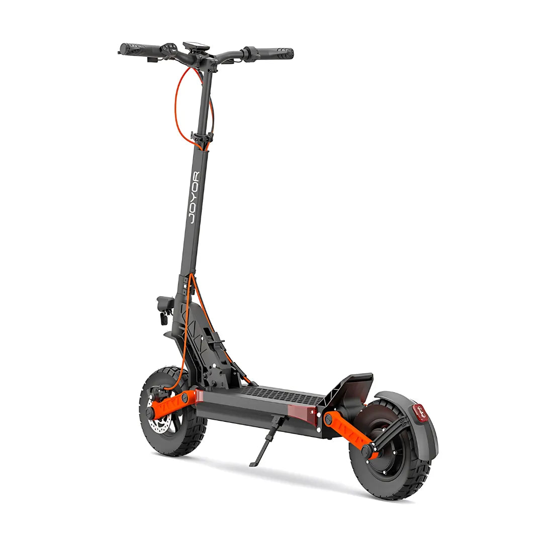 Na sliki je električni skiro znamke Joyor, model S5 Z. Izdelek ima robustno konstrukcijo z večjimi kolesi, kar omogoča boljšo stabilnost in udobje pri vožnji. Vidni so tudi ergonomski ročaji ter platforma za stojanje, ki je zasnovana za udobno vožnjo. Barvna kombinacija črne in oranžne dodaja moderni videz.