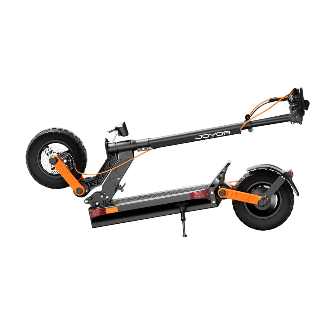 Na sliki je električni skiro znamke Joyor, model S5-Z. Izdelek je prikazan v zloženem stanju, kar omogoča enostavno prenašanje in shranjevanje. Vidni so široki kolesi, robustna konstrukcija ter detajli, kot so ročaji in stopalna ploščad. Barvna kombinacija črne in oranžne dodaja dinamičen videz.