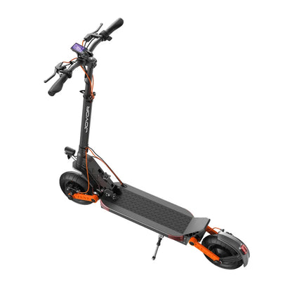 Izdelek je električni skiro, model Joyor S5 Z. Na sliki je prikazan skiro z modernim dizajnom, črno-oranžno barvno kombinacijo ter široko platformo za stojišče. Na krmilu so vidni ročaji in zaslon, ki prikazuje informacije o vožnji. Spodaj se nahajajo velika kolesa, kar omogoča boljšo stabilnost in udobje med vožnjo.