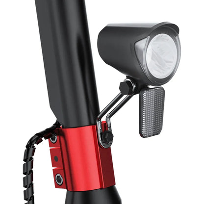 Izdelek je električni skiro, model Joyor G5. Na sliki je prikazan del skiroja, ki vključuje luč na sprednjem delu ter rdeč kovinski del, ki povezuje cev in luč. Vidna je tudi zaščita za žice, kar nakazuje na skrbno zasnovo in funkcionalnost.