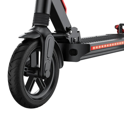 Izdelek na sliki je električni skiro znamke Joyor, model G5. Na sliki je prikazan sprednji del skiroja, vključno s kolesom, vilicami in delom platforme. Kolo ima profilirano pnevmatiko, kar nakazuje na dobro oprijemljivost, medtem ko je platforma opremljena z LED lučmi, kar povečuje vidnost pri vožnji. Celoten dizajn je sodoben in minimalističen, kar je značilno za to znamko.