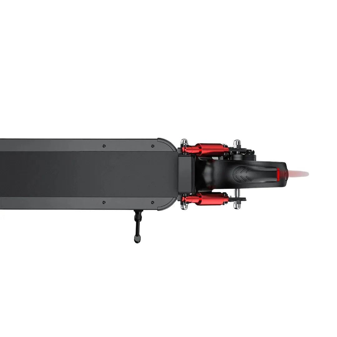 Na sliki je električni skiro znamke Joyor, model G5. Vidna je platforma skiroja z rdečimi amortizerji in zadnjim kolesom. Oblika je moderna in aerodinamična, kar nakazuje na dobro zmogljivost in udobno vožnjo. Dodatni detajli, kot so vzmeti in kolesa, so zasnovani za stabilnost in nadzor pri vožnji.