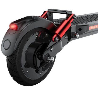 Izdelek je električni skiro, model Joyor G5. Na sliki je prikazan zadnji del skiroja, kjer so vidni kolesa, amortizerji in zadnja lučka. Kolo ima robusten dizajn z gumijastim profilom, kar omogoča dobro oprijemljivost, medtem ko rdeča lučka zagotavlja vidnost med vožnjo. Amortizerji so v rdeči barvi, kar dodaja estetski pridih.