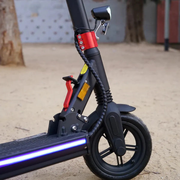 Na sliki je električni skiro znamke Joyor, model G5. Vidna je sprednja stran skiroja, kjer so prikazani delovi, kot so ročica za zaviranje, odsevnik in kolo. Kolo ima črn gumijast profil, medtem ko se na spodnjem delu skiroja nahaja LED trak, ki omogoča boljšo vidnost. Celoten dizajn je eleganten in sodoben, kar je značilno za tovrstne električne naprave.