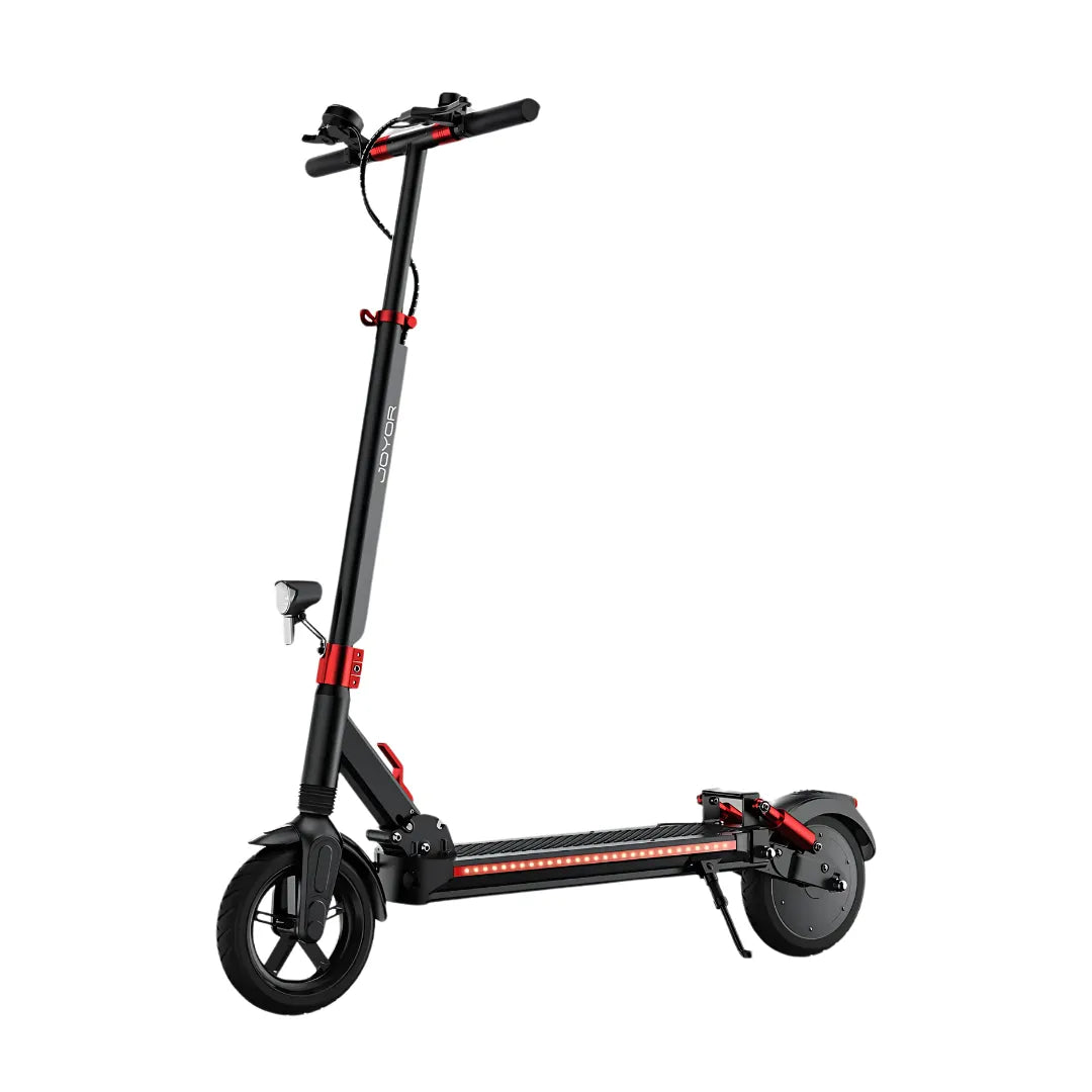 Na sliki je električni skiro znamke Joyor, model G5. Izdelek je zasnovan v črni barvi s rdečimi detajli. Vidni so široki kolesi, krmilo z ročaji ter platforma za stoječe vožnje. Na sprednjem delu skiroja so tudi luči, kar nakazuje na možnost vožnje tudi v slabših svetlobnih pogojih.