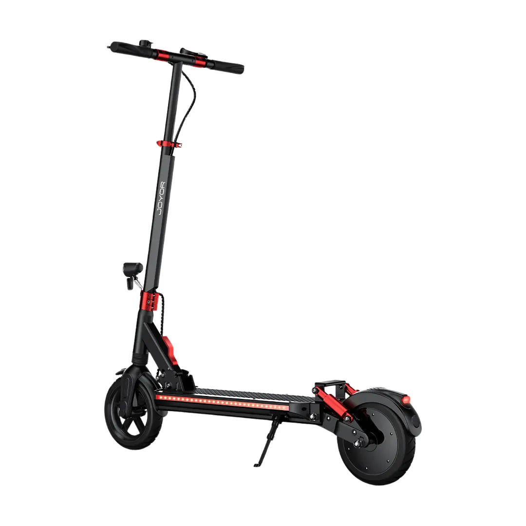 Izdelek je električni skiro, znamke Joyor, model G5. Na sliki je prikazan skiro v črni in rdeči barvi, z ergonomskimi ročaji in široko platformo za stojanje. Ima velike kolesa in je opremljen z LED lučmi, kar omogoča boljšo vidnost med vožnjo. Skuter je zasnovan za udobno in varno vožnjo po urbanih površinah.