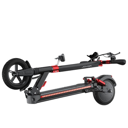 Izdelek na sliki je električni skiro, znamke Joyor, model G5. Na sliki je skiro v zloženem stanju, kar omogoča enostavno prenašanje in shranjevanje. Vidne so tudi velike pnevmatike, udoben stopalni prostor ter ročaji, kar kaže na funkcionalnost in udobje pri vožnji.