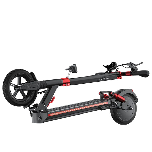 Izdelek na sliki je električni skiro, znamke Joyor, model G5. Na sliki je skiro v zloženem stanju, kar omogoča enostavno prenašanje in shranjevanje. Vidne so tudi velike pnevmatike, udoben stopalni prostor ter ročaji, kar kaže na funkcionalnost in udobje pri vožnji.