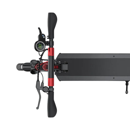 Izdelek je električni skiro, model Joyor G5. Na sliki je prikazan zgornji del skiroja, ki vključuje ročaje, merilnik hitrosti in zavoro. Ročaji so ergonomski, medtem ko je platforma skiroja široka in stabilna. Rdeči detajli dodajajo estetski pridih.