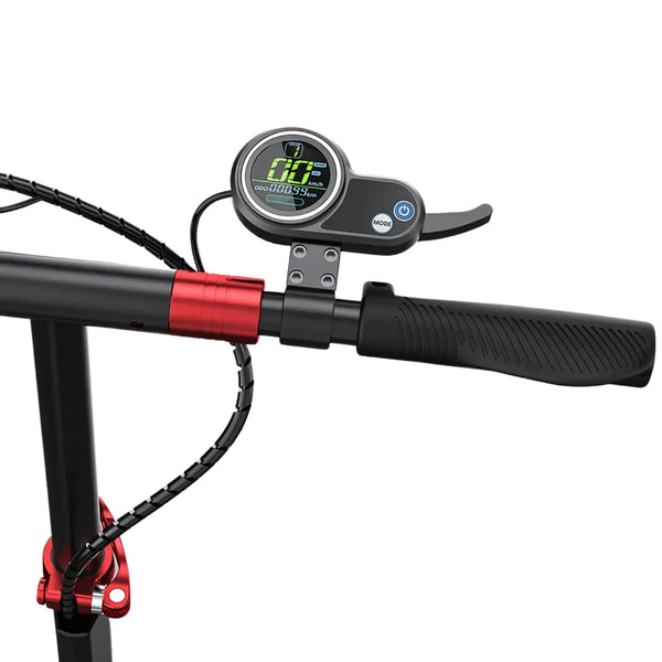 Izdelek je električni skiro, znamke Joyor, model G5. Na sliki je prikazan del krmila skiroja, kjer je vidna digitalna naprava za merjenje hitrosti in drugih funkcij. Krmilo je opremljeno s črnim ročajem in rdečimi detajli, kar daje skiroju sodoben in športen videz.