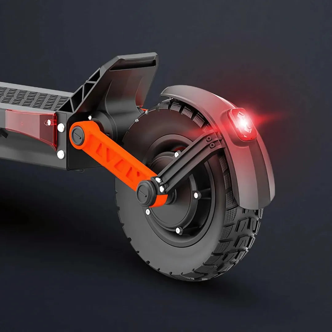 Izdelek na sliki je električni skiro, model Joyor S10 S-Z. Na sliki je prikazan zadnji del skiroja, kjer je vidna velika guma z globokim profilom, kar omogoča boljšo oprijemljivost. Opremljen je z rdečo zadnjo lučjo, ki povečuje vidnost in varnost med vožnjo v temi. Rdeč element na krmilni roki dodaja barvni kontrast in estetski videz.