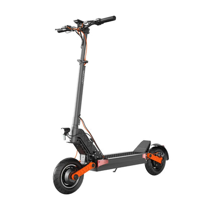 Izdelek na sliki je električni skiro, znamke Joyor, model S10. Na sliki je prikazan skiro s črnim okvirjem in oranžnimi detajli. Ima široko platformo za stojišče, upravljalne ročice z ročkami ter sprednje in zadnje kolo, ki sta zasnovana za udobno vožnjo. Vidna je tudi sprednja luč, kar nakazuje na možnost vožnje v slabših svetlobnih pogojih.