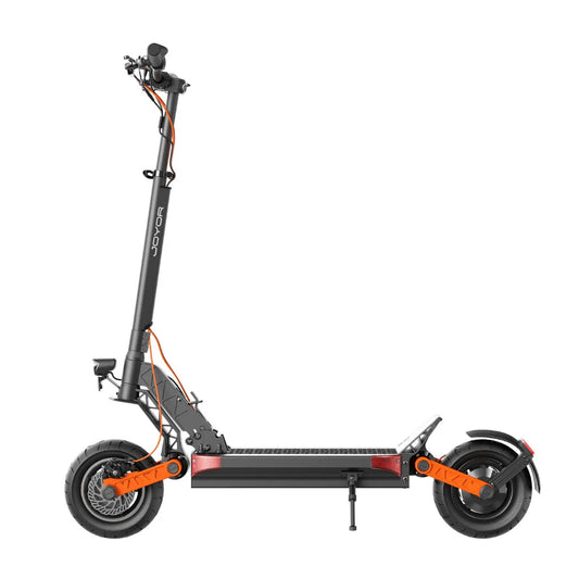 Izdelek na sliki je električni skiro, znamke Joyor, model S10. Na sliki je prikazan stranski pogled skiroja, ki ima črno in oranžno barvno kombinacijo. Vidni so široki kolesi, robustna konstrukcija in prostoren stopalni prostor, kar nakazuje na udobno vožnjo. Ročaji so opremljeni z nadzornimi elementi, kar omogoča enostavno upravljanje.