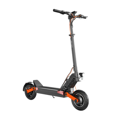 Izdelek na sliki je električni skiro, znamke Joyor, model S10. Na sliki je prikazan skiro s črnim okvirjem in oranžnimi detajli. Ima široko platformo za stojanje, ergonomske ročaje ter velike pnevmatike, kar omogoča udobno vožnjo. Vidna je tudi sprednja luč, kar povečuje varnost pri vožnji v slabših svetlobnih pogojih.