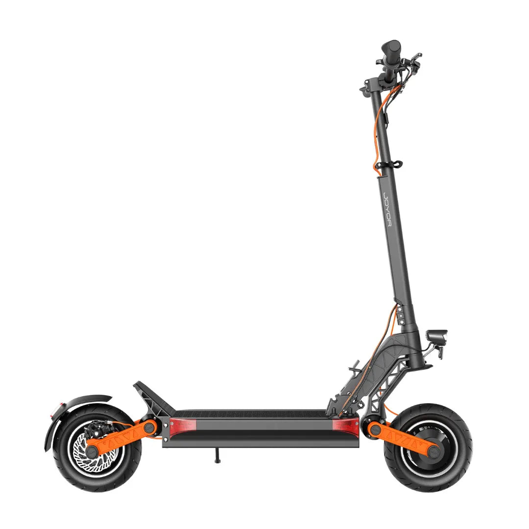 Izdelek je električni skiro, znamke Joyor, model S10-S-Z. Na sliki je prikazan skiro v stranski perspektivi, ki ima robustno konstrukcijo, široko platformo za stojo ter velike kolesa. Barvna kombinacija vključuje črno in oranžno, kar daje skirovu dinamičen videz. Vidni so tudi krmilo in nekateri mehanizmi, kar nakazuje na funkcionalnost in udobje pri vožnji.