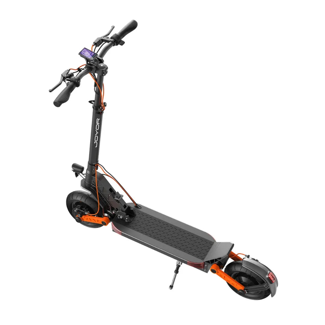 Izdelek je električni skiro, znamke Joyor, model S10 S-Z. Na sliki je prikazan skiro z robustnim okvirjem, široko platformo za stojišče ter upravljalnimi ročkami, ki vključujejo zaslon za prikaz informacij. Vidne so tudi velike pnevmatike in sistem za zaviranje, kar nakazuje na udobno in varno vožnjo. Barvna kombinacija vključuje črno in oranžno, kar daje skiroju športen videz.