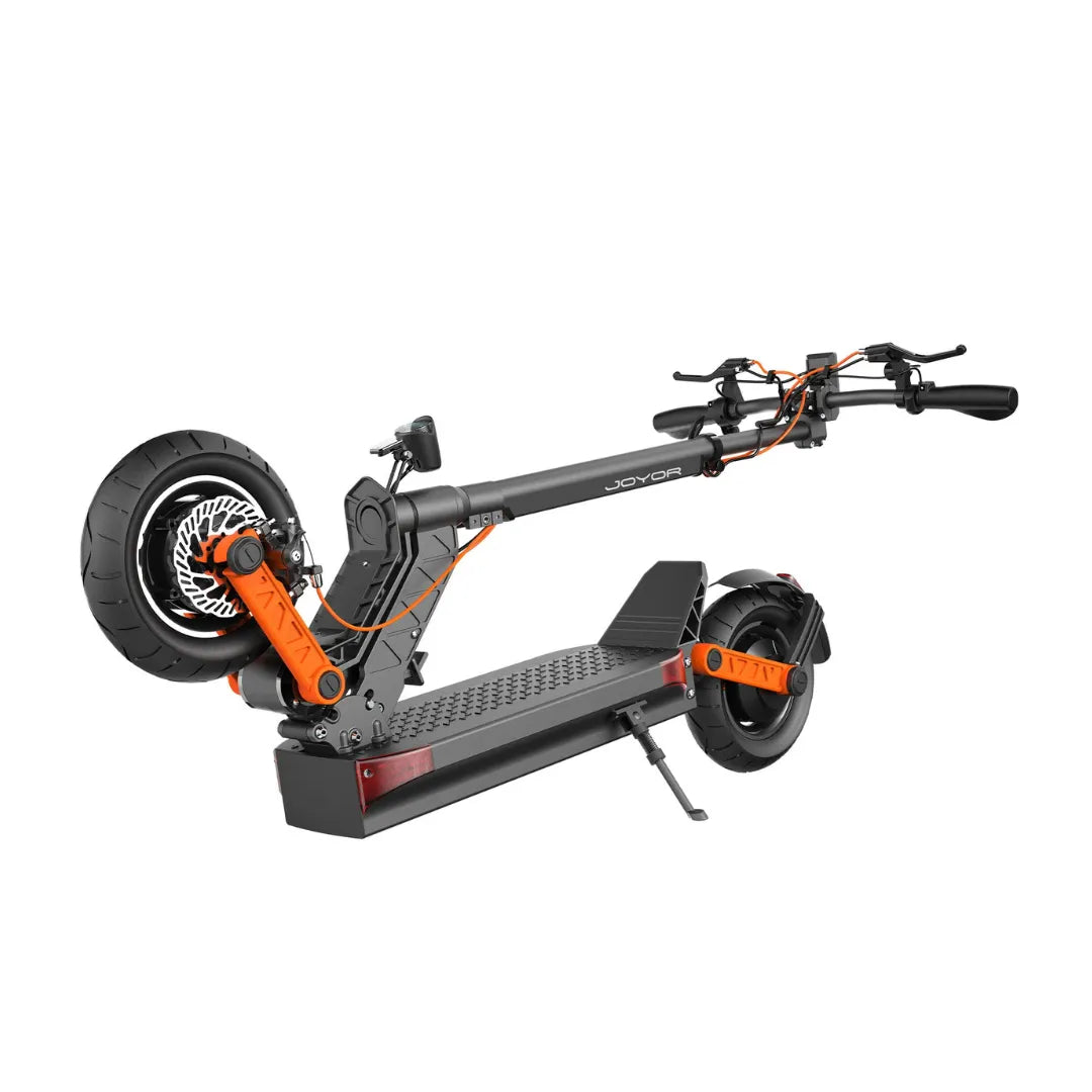Izdelek je električni skiro, znamke Joyor, model S10. Na sliki je videti sklopljen električni skiro s širokimi pnevmatikami in robustnim okvirjem. Rdeče in črne barve so prevladujoče, kar daje skiroju dinamičen videz. Ročaji so opremljeni z zavorami, na sredini pa je vidna platforma za stoječe vožnje.