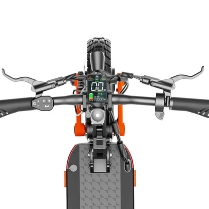 Izdelek je električni skiro, model Joyor S10 S. Na sliki je prikazan nadzorni del skiroja, kjer so vidni krmili, digitalni zaslon ter različni gumbi za upravljanje. Zaslon prikazuje informacije o hitrosti in nivoju baterije. Skuter ima robustne ročice in široke pnevmatike, kar nakazuje na dobro zmogljivost in stabilnost pri vožnji.