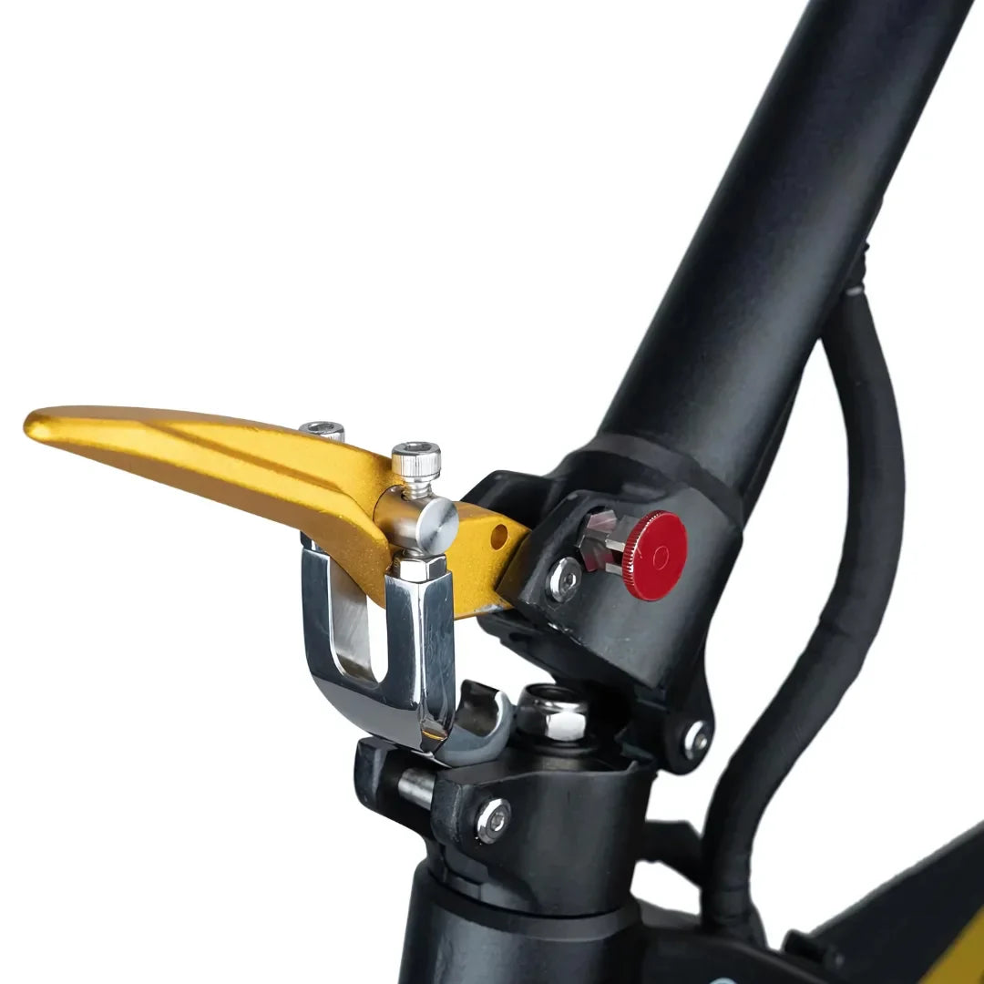 Izdelek je električni skiro, znamke Kaabo, model Mantis King GT. Na sliki je prikazan del krmila, ki vključuje zlat ročaj za zavoro in mehanizem za pritrditev. Vidni so tudi nekateri detajli, kot so vijaki in rdeč gumb, kar nakazuje na robustno konstrukcijo in možnost prilagoditve.